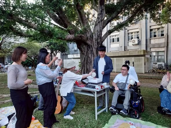 障礙青年在戶外行動現場設攤與民眾交流