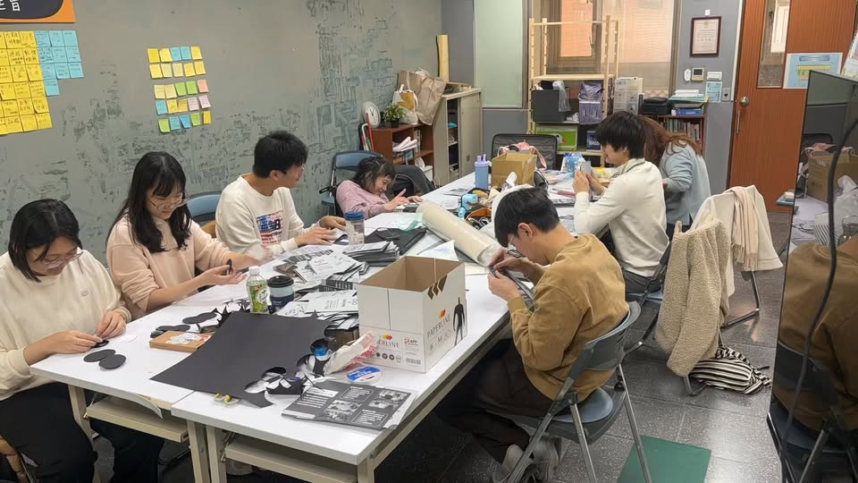協會工作人員圍桌討論行動企劃