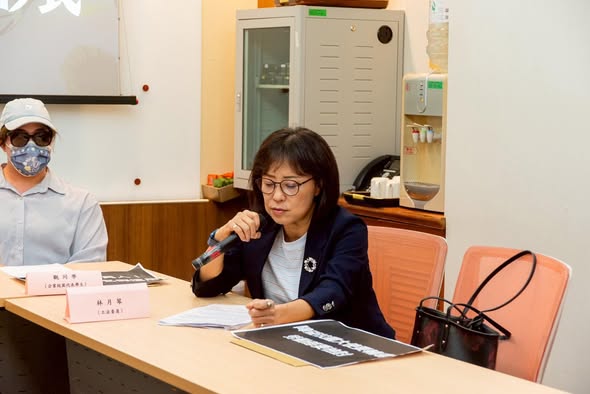 障礙青年代表在正式會議中說明政策意見