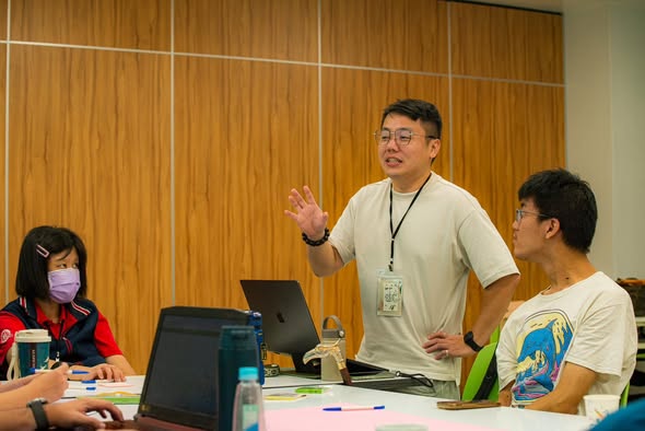培力營講師在教室前向參與者說明課程內容